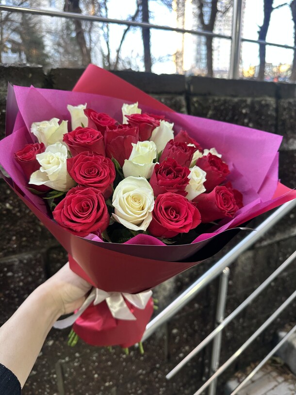 Букет из 25 роз, артикул F1487427 - 4390 рублей, доставка по городу. Flawery - доставка цветов