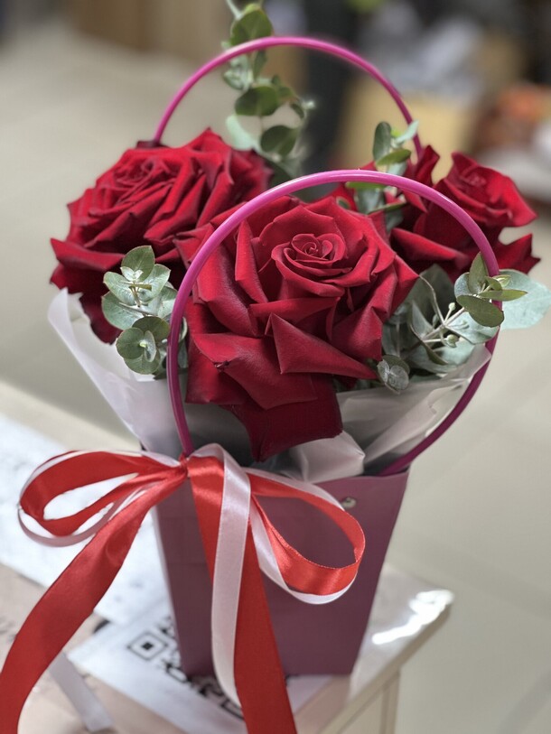 Композиция из французских роз, артикул F1496837 - 2390 рублей, доставка по городу. Flawery - доставка цветов