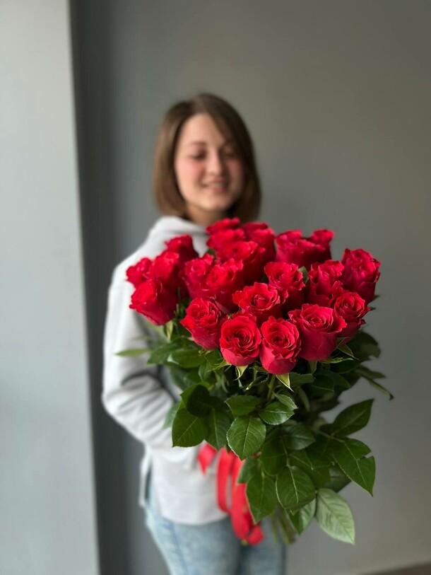 Монобукет из бордовых роз, артикул F1296844 - 14060 рублей, доставка по городу. Flawery - доставка цветов