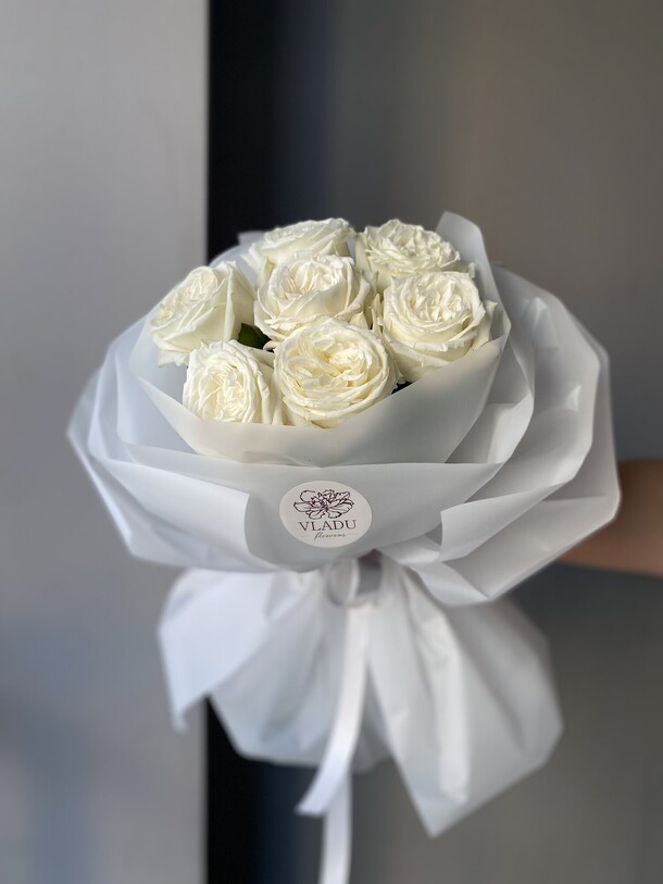 Монобукет из белых роз, артикул F1340644 - 4500 рублей, доставка по городу. Flawery - доставка цветов