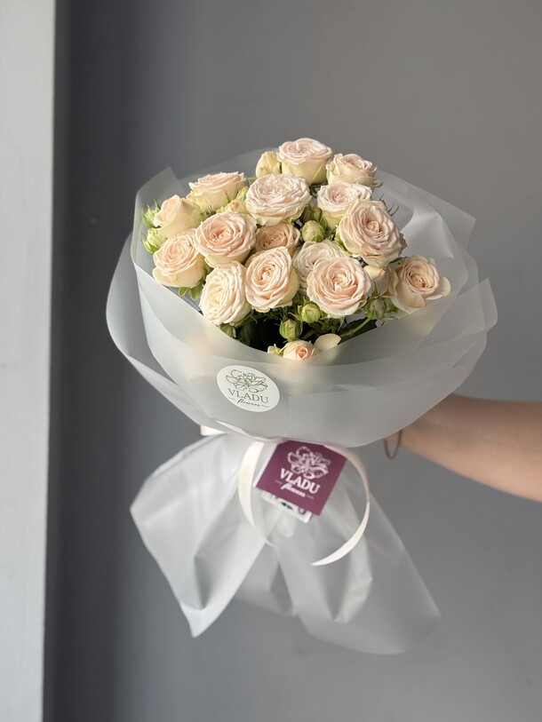 Букет из кустовых роз, артикул F1416741 - 4100 рублей, доставка по городу. Flawery - доставка цветов