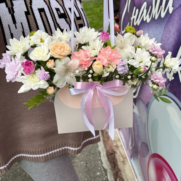 Сумочка с цветами, артикул F1182453 - 2800 рублей, доставка по городу. Flawery - доставка цветов