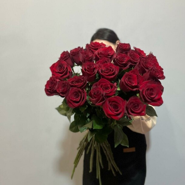 Букет из 25 роз, артикул F1182469 - 9200 рублей, доставка по городу. Flawery - доставка цветов