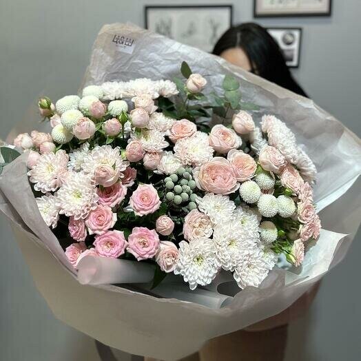 Роскошный букет с пионовидными кустовыми розами, артикул F1224308 - 7800 рублей, доставка по городу. Flawery - доставка цветов