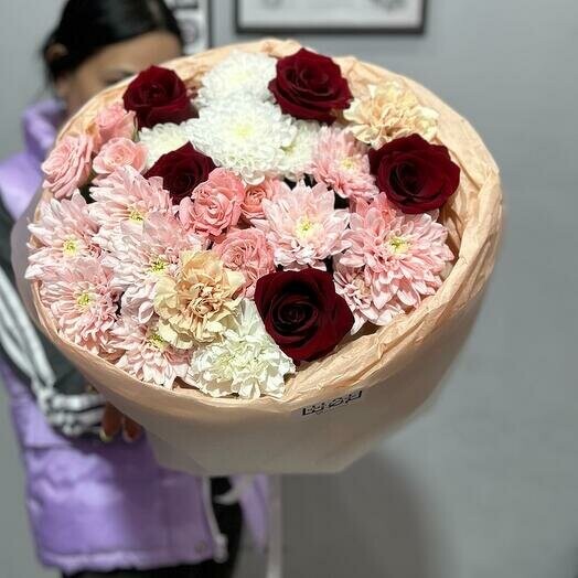 Букет с красными розами ️, артикул F1293518 - 3700 рублей, доставка по городу. Flawery - доставка цветов