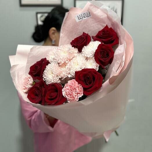 Букет с красными розами, артикул F1293523 - 3700 рублей, доставка по городу. Flawery - доставка цветов