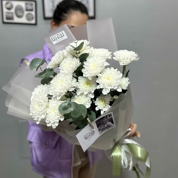 Букет из хризантем с эвкалиптом, артикул F1318061 - 2600 рублей, доставка по городу. Flawery - доставка цветов