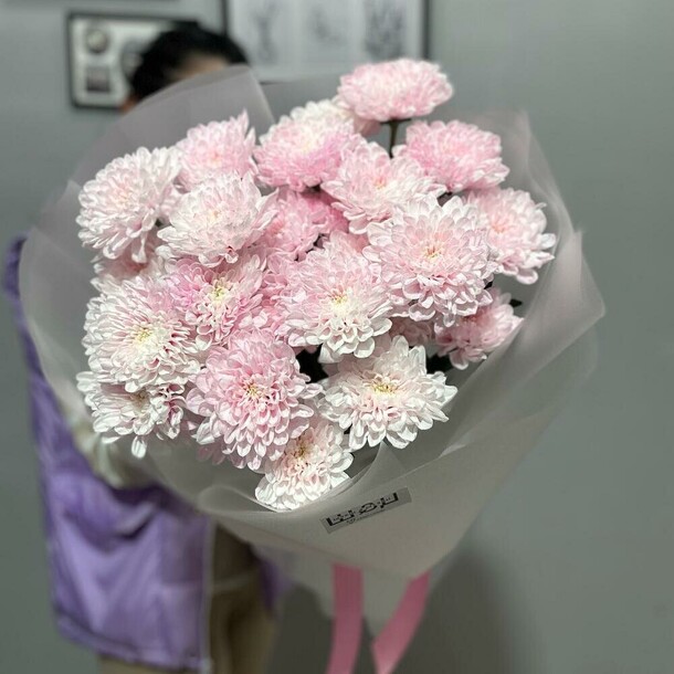 Букет кружевных хризантем, артикул F1318063 - 3100 рублей, доставка по городу. Flawery - доставка цветов