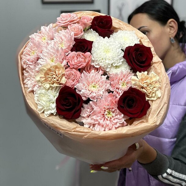 Букет с красными розами, артикул F1318134 - 3500 рублей, доставка по городу. Flawery - доставка цветов