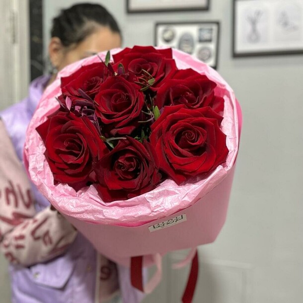 Букет ароматных роз, артикул F1338950 - 3300 рублей, доставка по городу. Flawery - доставка цветов