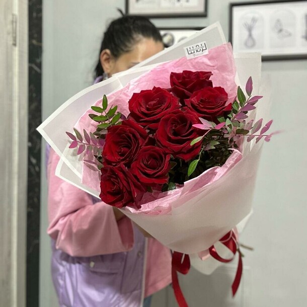 Букет красных роз🌹, артикул F1340156 - 3300 рублей, доставка по городу. Flawery - доставка цветов