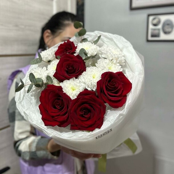 Букет с красными розами, артикул F1340940 - 3700 рублей, доставка по городу. Flawery - доставка цветов