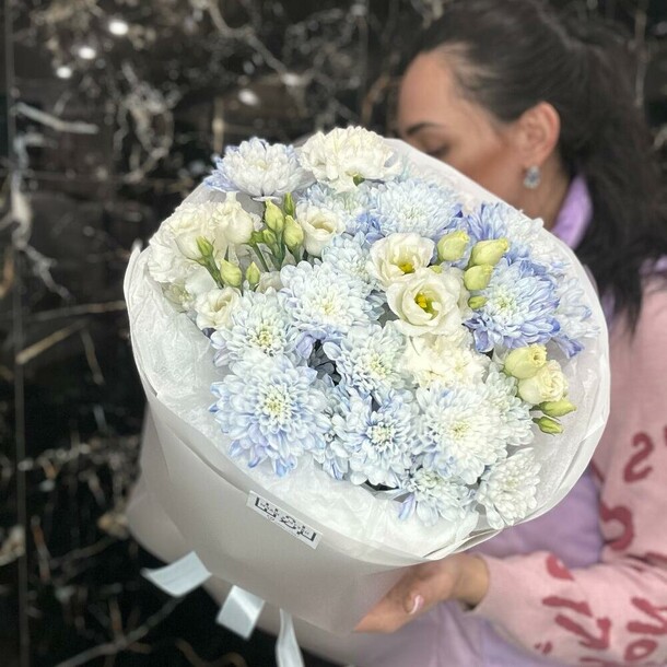 Букет с эустомой и хризантемой, артикул F1348231 - 4000 рублей, доставка по городу. Flawery - доставка цветов