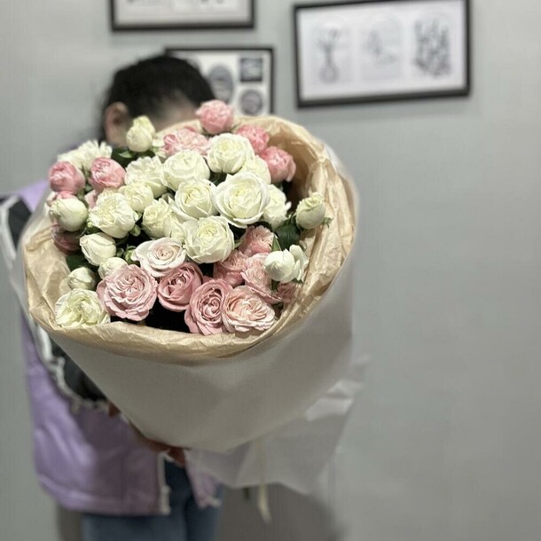 Букет из кустовых роз, артикул F1367291 - 4050 рублей, доставка по городу. Flawery - доставка цветов