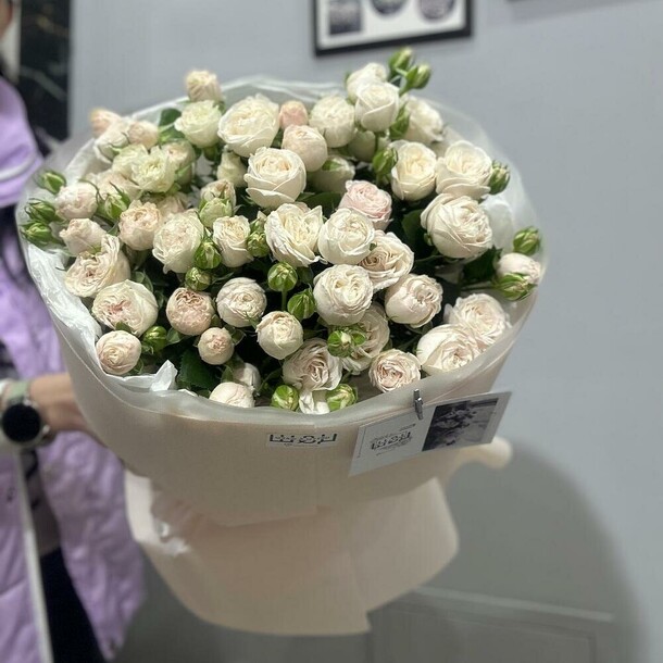 Букет пионовидных кустовых роз 🤍, артикул F1396832 - 7200 рублей, доставка по городу. Flawery - доставка цветов