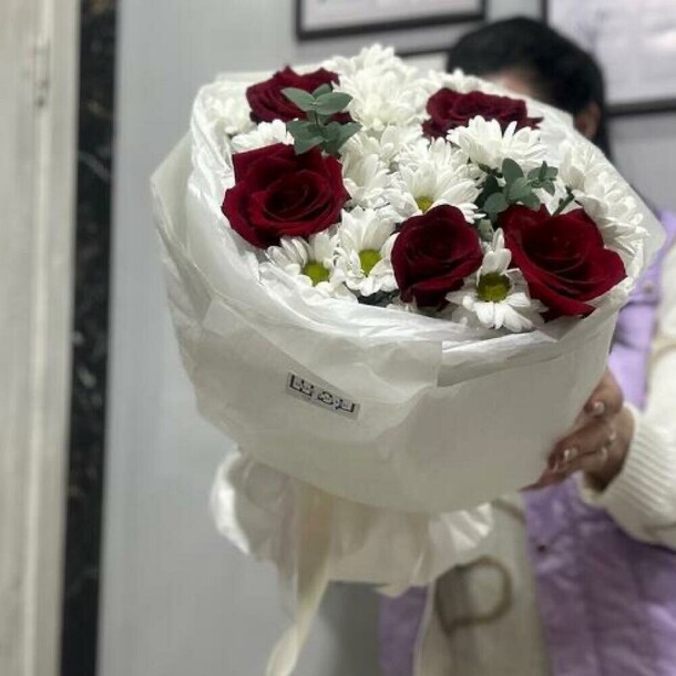 Букет с красными розами 🌹, артикул F1400043 - 4300 рублей, доставка по городу. Flawery - доставка цветов