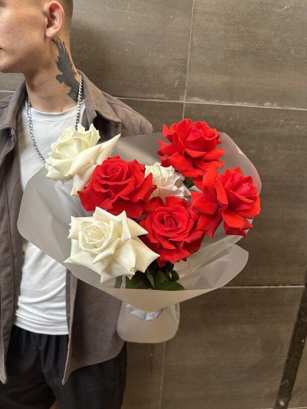 Букет красных и белых роз, артикул F1301090 - 3850 рублей, доставка по городу. Flawery - доставка цветов