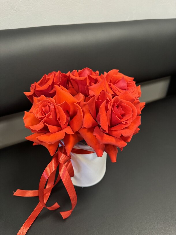 Композиция красных роз, артикул F1301687 - 2585 рублей, доставка по городу. Flawery - доставка цветов