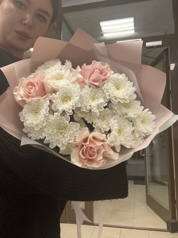 Букет хризантем и французских роз, артикул F1316968 - 3410 рублей, доставка по городу. Flawery - доставка цветов