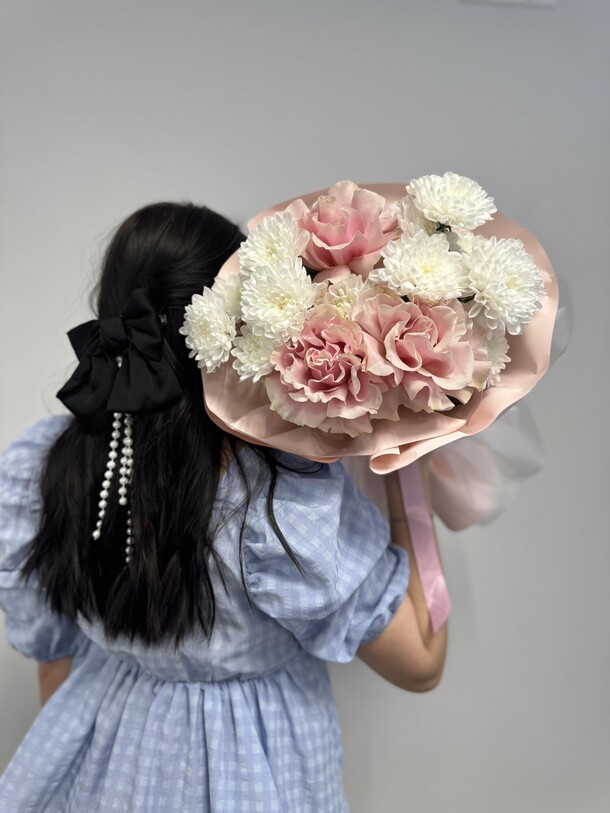 Букет хризантем и роз, артикул F1332028 - 2750 рублей, доставка по городу. Flawery - доставка цветов