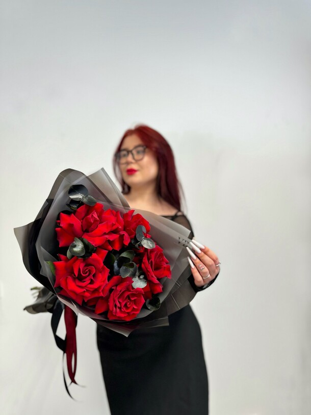 Эффектный букет роз, артикул F1343052 - 2750 рублей, доставка по городу. Flawery - доставка цветов