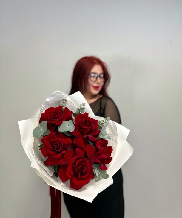 Букет французских роз с эвкалиптом, артикул F1371247 - 2750 рублей, доставка по городу. Flawery - доставка цветов