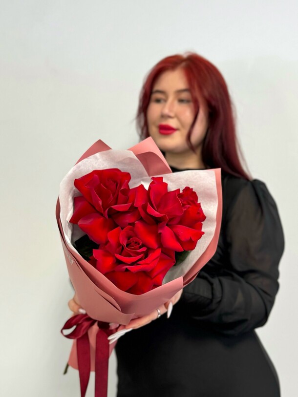 Яркий комплимент роз, артикул F1378469 - 1870 рублей, доставка по городу. Flawery - доставка цветов