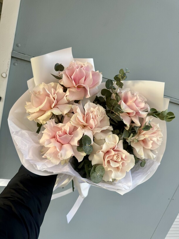 Букет французских роз с эвкалиптом, артикул F1407904 - 3850 рублей, доставка по городу. Flawery - доставка цветов