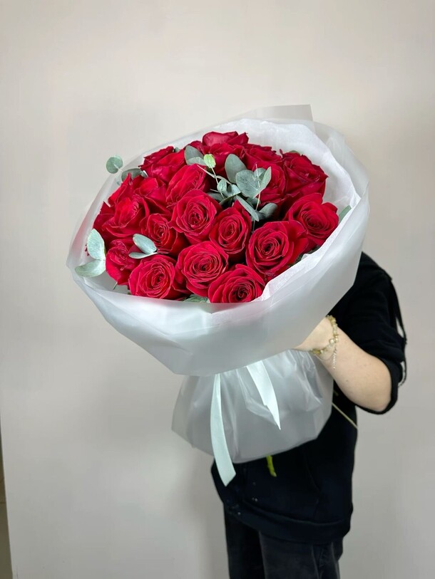 Пышный букет роз, артикул F1407912 - 9889 рублей, доставка по городу. Flawery - доставка цветов