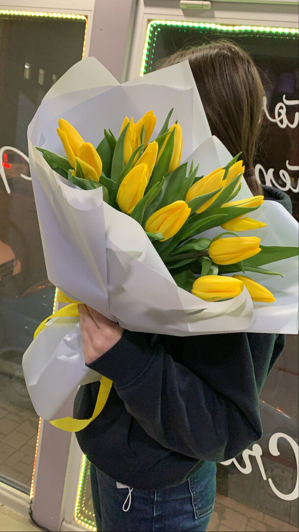 Букет из 15  желтых тюльпанов, артикул F107368 - 4350 рублей, доставка по городу. Flawery - доставка цветов