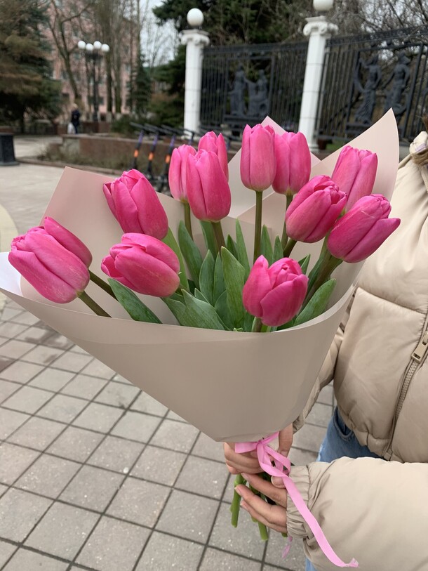 Моно букет из розовых тюльпанов, артикул F1101657 - 4350 рублей, доставка по городу. Flawery - доставка цветов