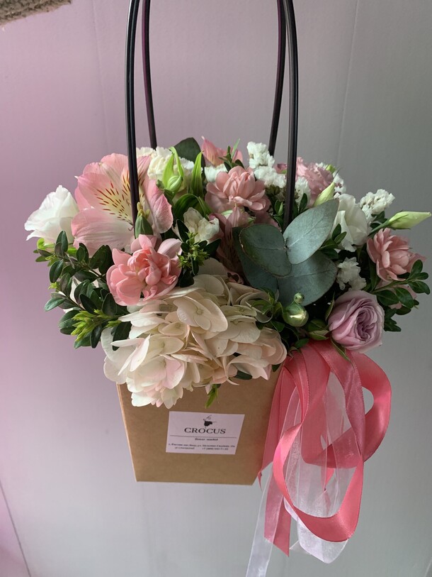 Цветочная сумочка, артикул F1186068 - 2850 рублей, доставка по городу. Flawery - доставка цветов