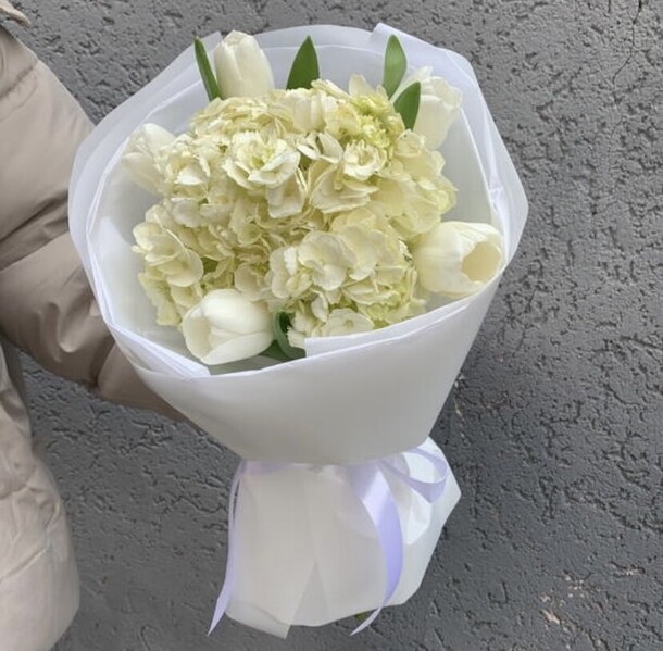 Букет из гортензии и тюльпанов, артикул F1257044 - 2990 рублей, доставка по городу. Flawery - доставка цветов