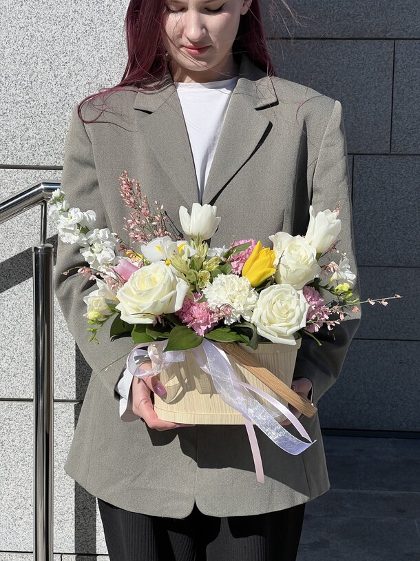 Весенняя сумочка с тюльпанами, розой и матиолой, артикул F1259626 - 6250 рублей, доставка по городу. Flawery - доставка цветов