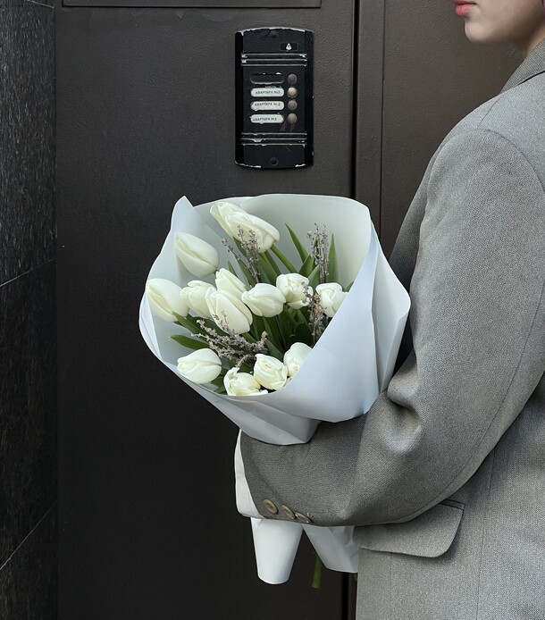 Белые тюльпаны и лаванда, артикул F1259634 - 2990 рублей, доставка по городу. Flawery - доставка цветов