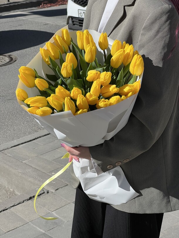 Яркие желтые тюльпаны, артикул F1259637 - 11500 рублей, доставка по городу. Flawery - доставка цветов