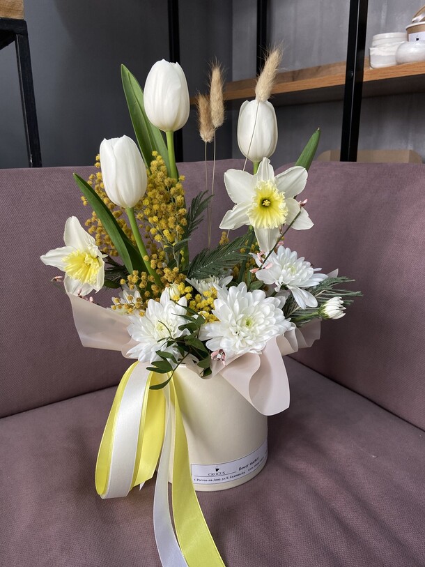 Весенняя коробка из тюльпанов и нарциссов, артикул F1259800 - 2550 рублей, доставка по городу. Flawery - доставка цветов