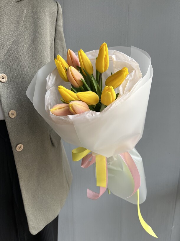 Желтые и персиковые тюльпаны, артикул F1260629 - 2530 рублей, доставка по городу. Flawery - доставка цветов