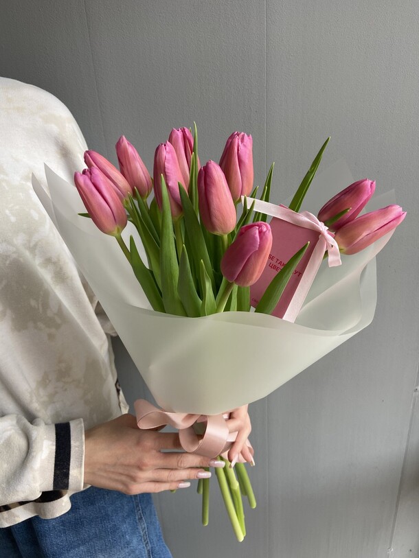 15 розовых тюльпанов, артикул F1261115 - 4350 рублей, доставка по городу. Flawery - доставка цветов
