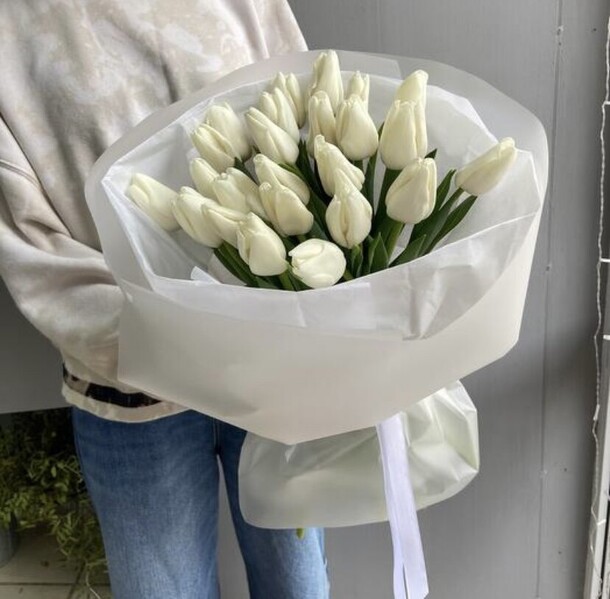 25 белых тюльпанов, артикул F1261132 - 7000 рублей, доставка по городу. Flawery - доставка цветов