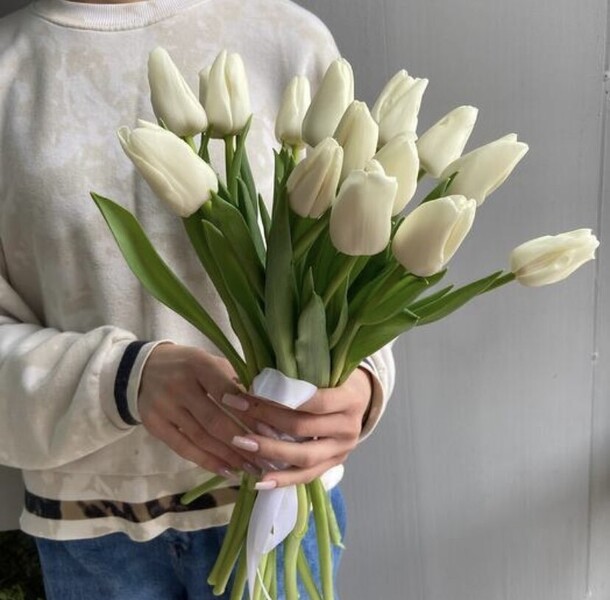 15 белых тюльпанов, артикул F1261133 - 4350 рублей, доставка по городу. Flawery - доставка цветов