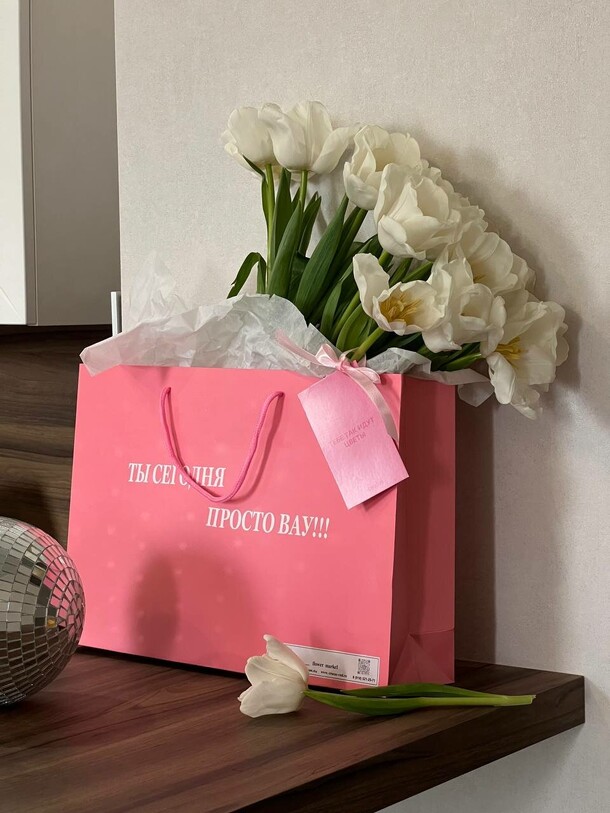 15 белых тюльпанов с стильном пакете, артикул F1262585 - 3490 рублей, доставка по городу. Flawery - доставка цветов