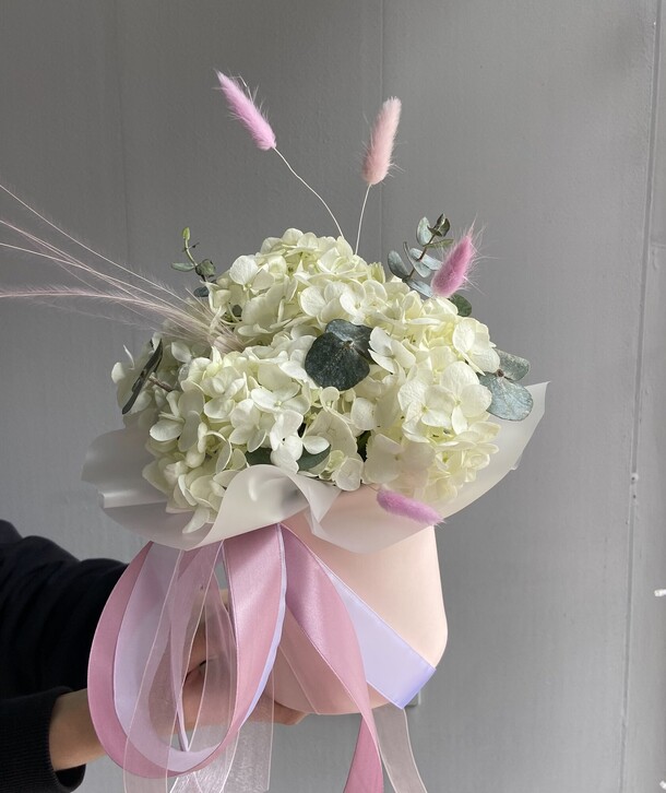 Коробка с гортензией и эвкалиптом, артикул F1265899 - 2400 рублей, доставка по городу. Flawery - доставка цветов