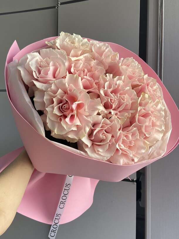 11 вывернутых роз, артикул F1266475 - 6400 рублей, доставка по городу. Flawery - доставка цветов