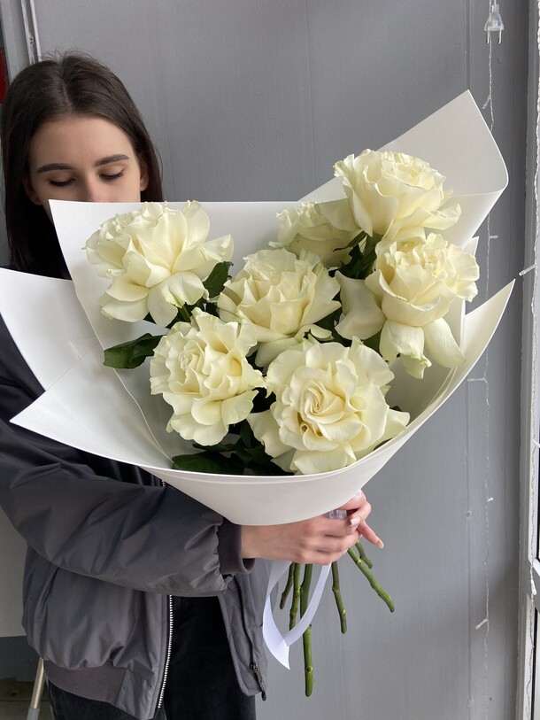 Моно из 7 роз, артикул F1270151 - 4050 рублей, доставка по городу. Flawery - доставка цветов