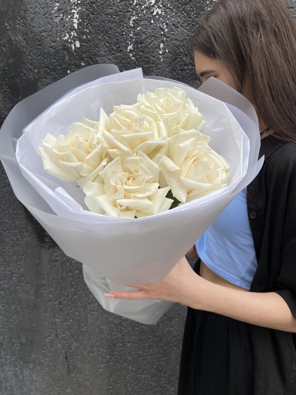 5 белых роз, артикул F1279989 - 3500 рублей, доставка по городу. Flawery - доставка цветов