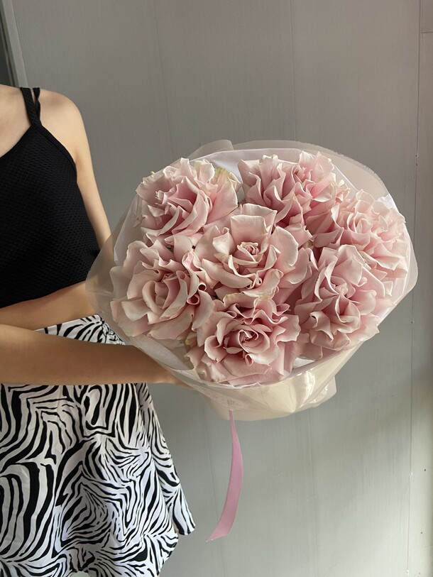 Букет 7 розовых роз, артикул F1308319 - 4100 рублей, доставка по городу. Flawery - доставка цветов