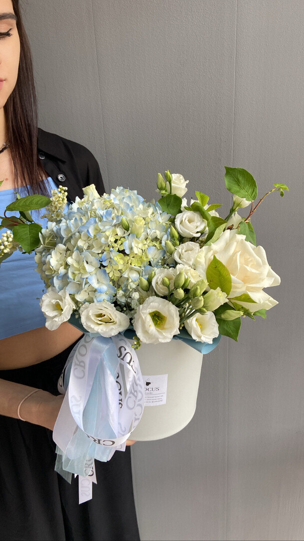 Голубая коробка, артикул F1308320 - 3990 рублей, доставка по городу. Flawery - доставка цветов