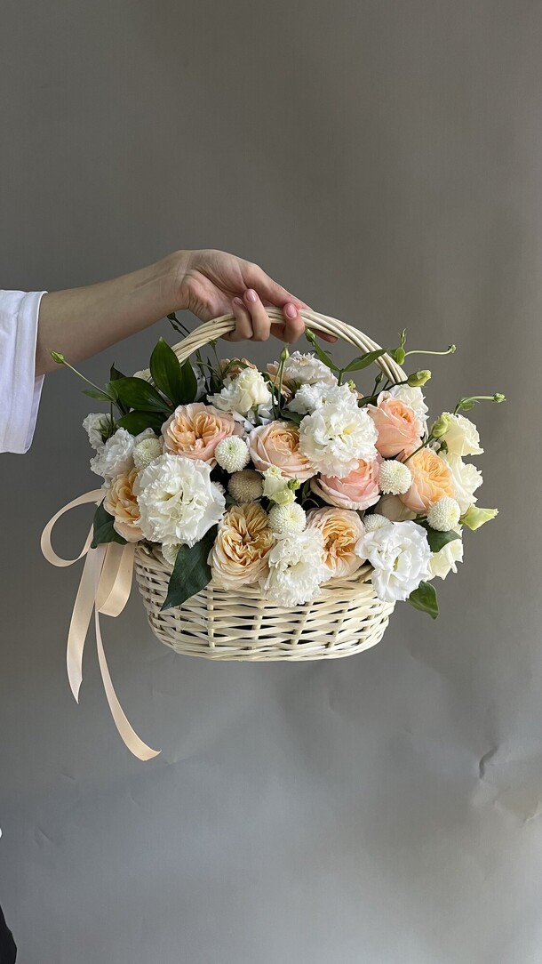 Корзина с пионовидными розами и эустомой, артикул F1308321 - 7600 рублей, доставка по городу. Flawery - доставка цветов