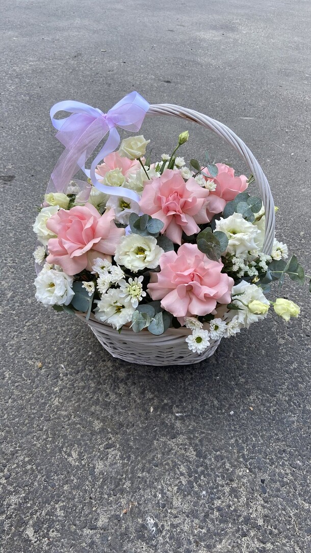 Корзина из роз и эустомы, артикул F1319112 - 8400 рублей, доставка по городу. Flawery - доставка цветов